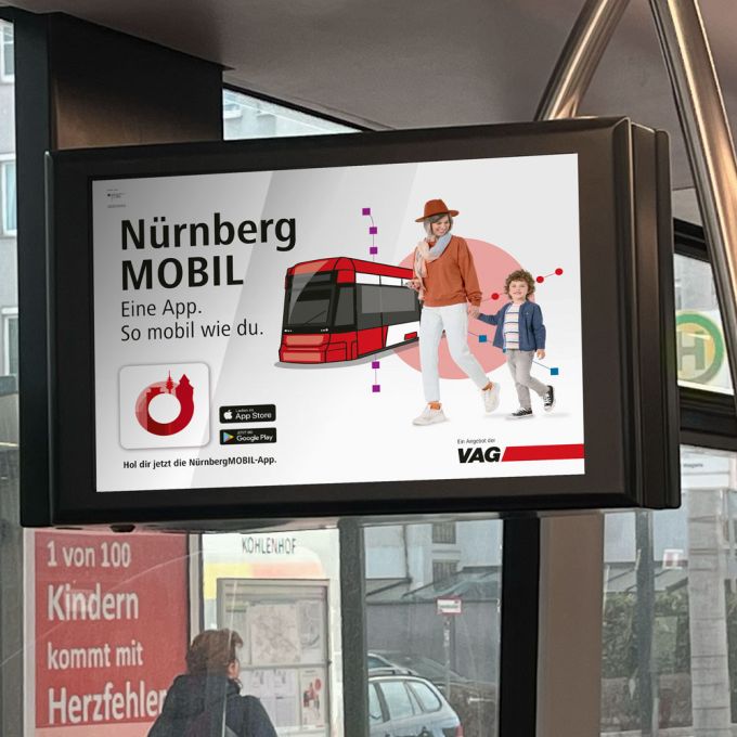 Fahrgastfernsehscreen in einer Straßenbahn mit einem Kampagnenmotiv zur Bewerbung der NürnbergMOBIL App der VAG